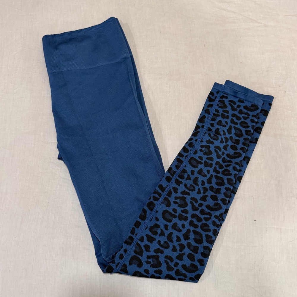 Fabletics Blue Leopard leggings Like New sculpt knit